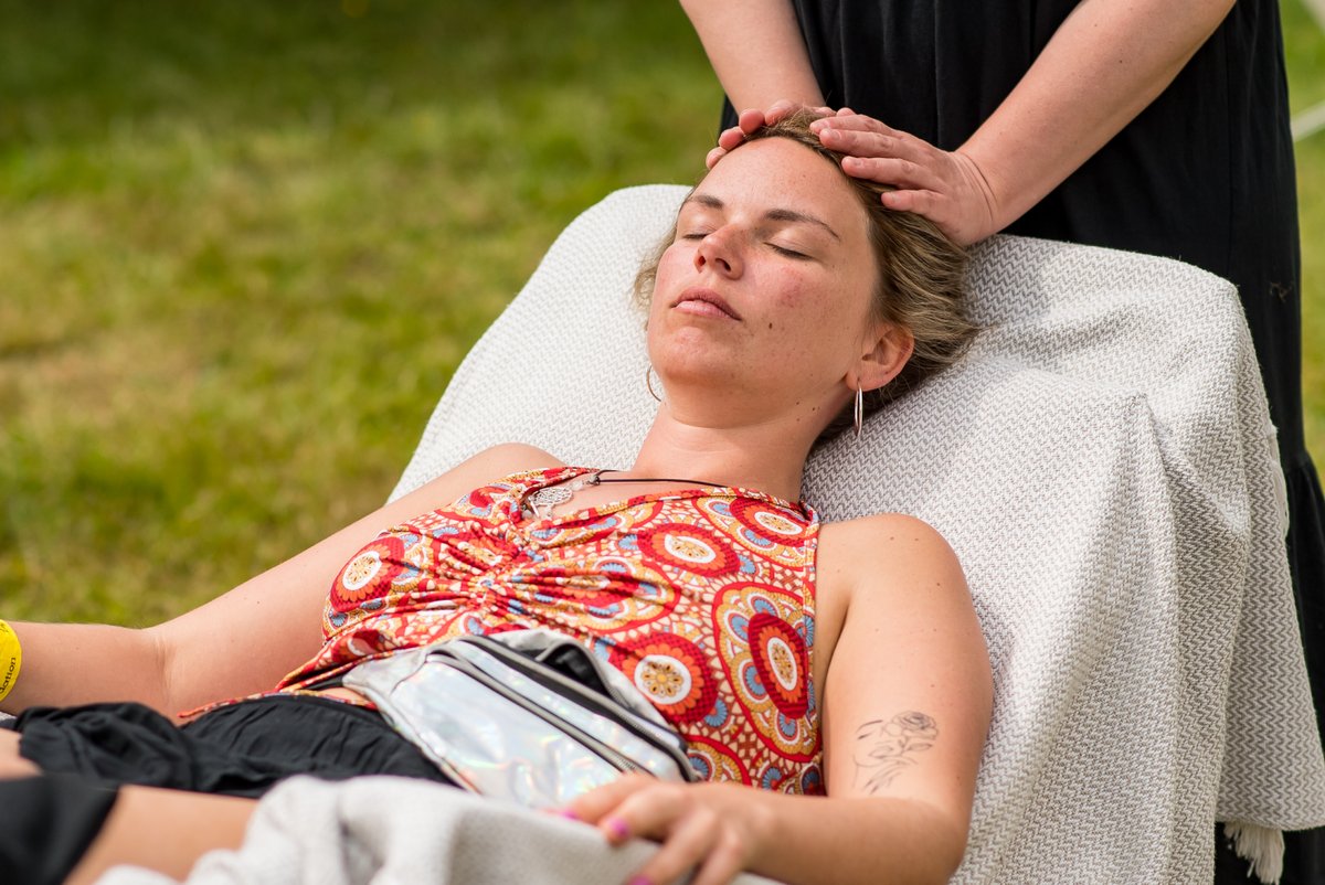 ⌛ Indulge in a moment of pure relaxation by reserving one of our soothing massage sessions - now at a special price exclusively for this weekend!💮 howthelightgetsin.org/festivals/hay/…