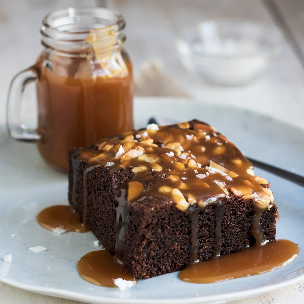 There aren’t many things better than a classic chocolate brownie. Unless you add a decadent salted caramel sauce and chopped macadamia nuts, of course! 

Save the recipe: paarman.co.za/all-recipes/ma…

#chocolatebrownies #macadamianuts #saltedcaramel #InaPaarmansKitchen