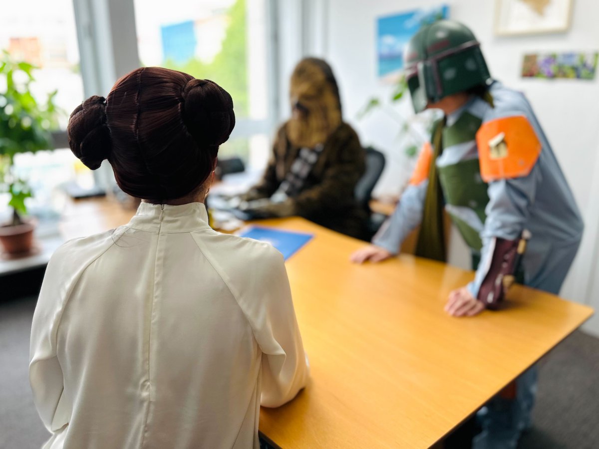 Que la Fuerza de la diplomacia nos acompañe 💫

En una Embajada no muy lejana, nuestros diplomáticos se inspiran en personajes de Star Wars y trabajan para que nuestra amistad con España sea todavía más intergaláctica.🇺🇸❤️🇪🇸

Feliz Día de #StarWars!
#MayThe4thBeWithYou #MayThe4th