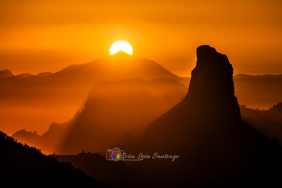 📷🌄
El Roque #Bentayga observa el sol ocultándose en la cima del #Teide
03-05-2024
#Tejeda
#GranCanaria
🇮🇨#IslasCanarias