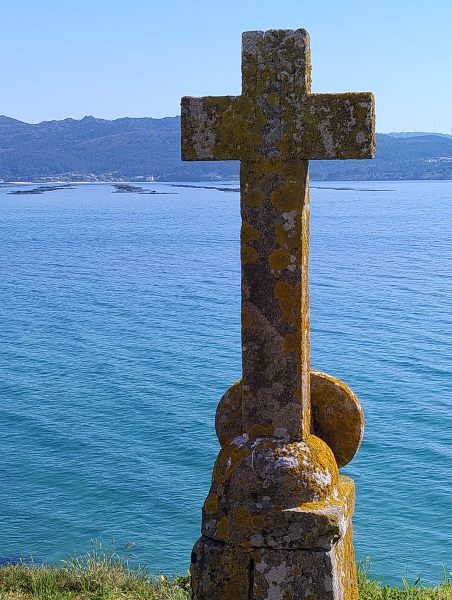 Cruz de Piedra sobre la  Ría de Muros y Noia  #caminodesantiago  #galicia #hacerfotos