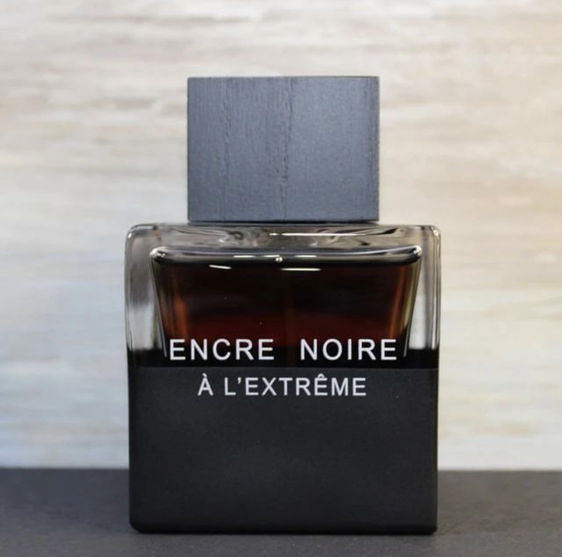 If you like earthy powerful vetiver, this if for you. It is a warm dry, resinous, earthy, inviting, enveloping darkness. It is creamy, smooth, & masculine with excellent longevity & projection 👍 . . Encre Noire À L’Extrême EDP for men, available in 100ml. Price: N63,000