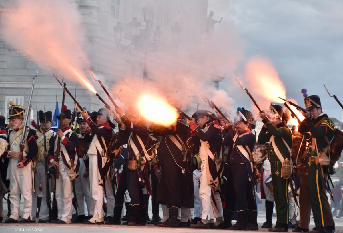 ¿Sabíais que Napoleón acabó acuartelando y convirtiendo el Retiro en una ciudadela fortificada? Esta tarde a las 19 horas os estaré narrando la toma de la misma por las tropas aliadas, en una recreación con cientos de amigos de 10 países, organizada por @vdm1808 ¡Os esperamos!