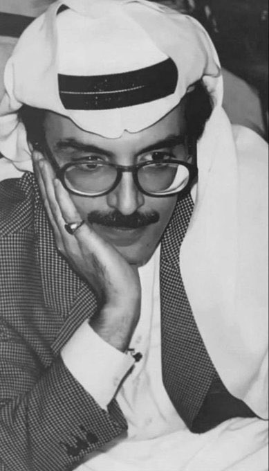 رحم الله البدر

خالص العزاء لأسرة آل سعود الكرام وللشعب السعودي الشقيق الوفاة الشاعر الكبير الأمير #بدر_بن_عبدالمحسن 

كان أديبا فصيحا طيب الملقا حسن الخلق واستذكر أبياته يوم قال لأخوه سعود 

لابدها ياسعود بتغيب شمسي
ذي سنةٍ رب الخلايق فرضها

ولعلها حريتي بعد حبسي
ولعلي ألقى عند