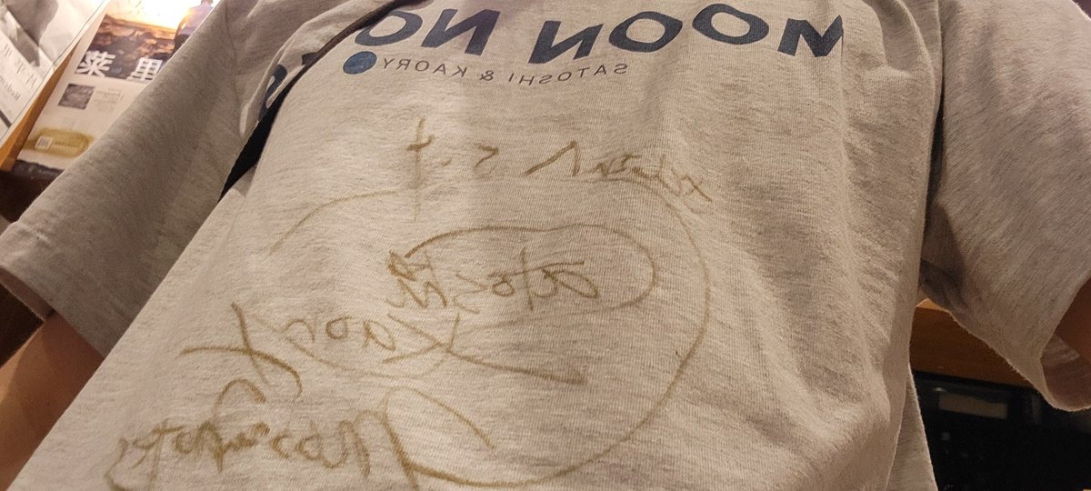 's tweet image. 下北沢でMoonNotesのライブ見てきました‼️

Kaoryさんにサインも貰った😄

う～ん出演者さん全員素晴らしい演奏をありがとうございました😆👍

最後はKaoryさん、ゆうこさんと1枚📸