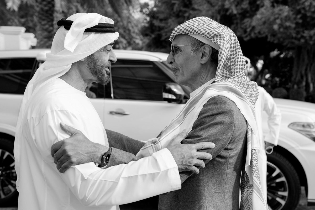 Salwalhadhrami's tweet photo. الأمير #بدر_بن_عبدالمحسن كان يتباهى بحب شيوخ الإمارات وعشقه لـ بوظبي (ليت بوظبي ياسعها الهدب). ختام مرثيته في الشيخ خليفة رحمة الله عليه عبرت عن شعوره تجاه وطننا الغالي فلازم نقول: وحقٍ علينا يا "البدر" نغليك مكانتك عندنا فوق الجبال المنيفه رحم الله بدر الشعر وحرفه الراقي https://t.co/UXKpxKFiB4