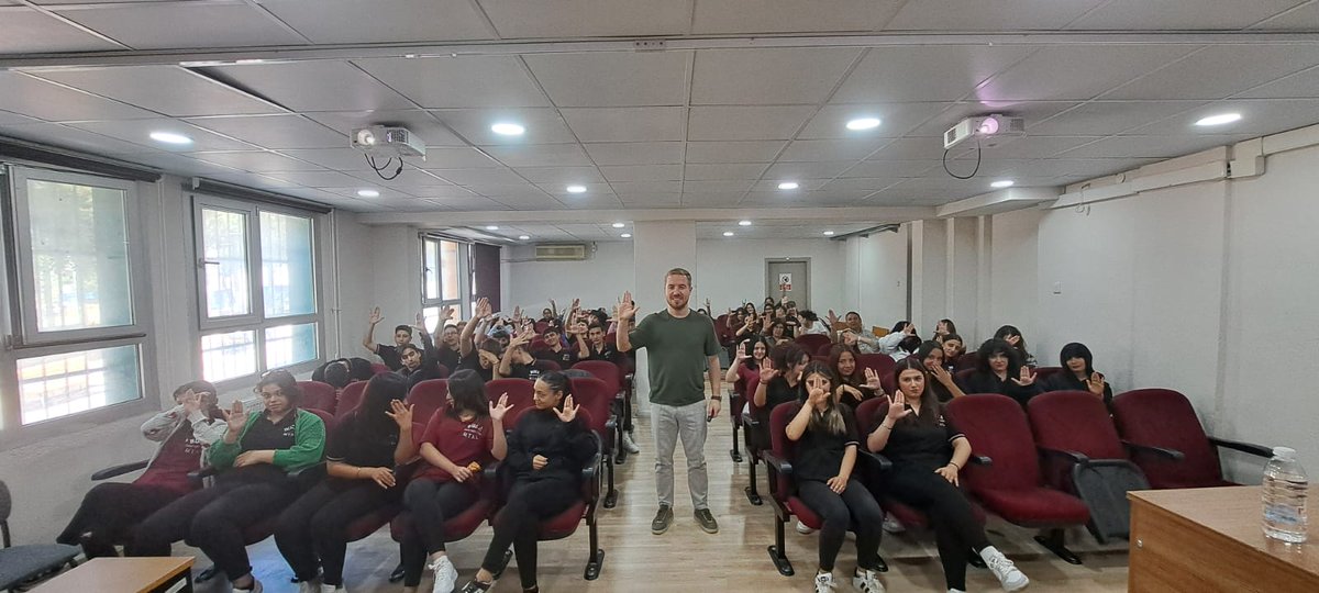 ugurbocekleri's tweet image. Sevgili Uğur Böceğimiz Erdi Efendiler, aynı gün içinde 2 farklı kurumda öğrencilerle buluşarak &quot;Kendi Hayatının Lideri Ol&quot; semineri gerçekleştirdi. Toplamda 450 öğrencimizin hayatına dokunan Erdi Bey&apos;i tebrik ediyor ve derneğimize olan katkıları için teşekkür ediyoruz.💯💐🐞
