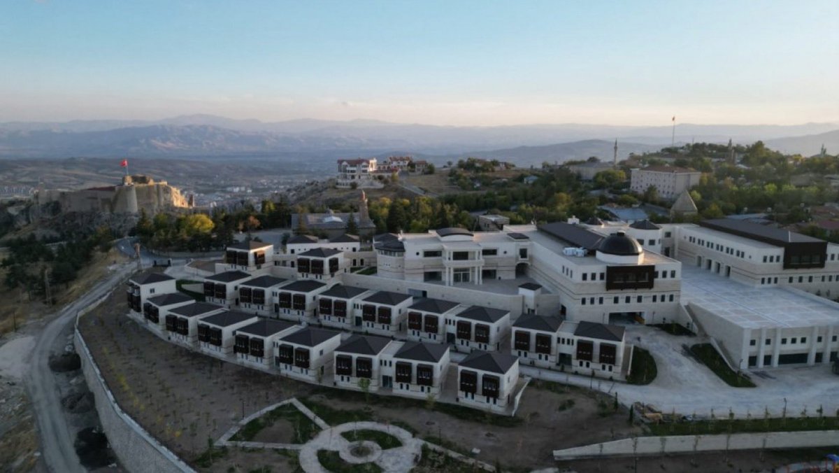 🛑 Diyanet İşleri Başkanlığı’na bağlı Dinî İhtisas Merkezi’nin yemek ihale şartnamesinde kuş sütü unutulmuş. 🥩 “Haftanın dört gününde biftek, bonfile, et haşlama, et kızartma, rosto, tavuk, ciğer, kebap türleri, rosto, kuru köfte, İzmir köfte, kadınbudu köfte, dalyan köfte,…