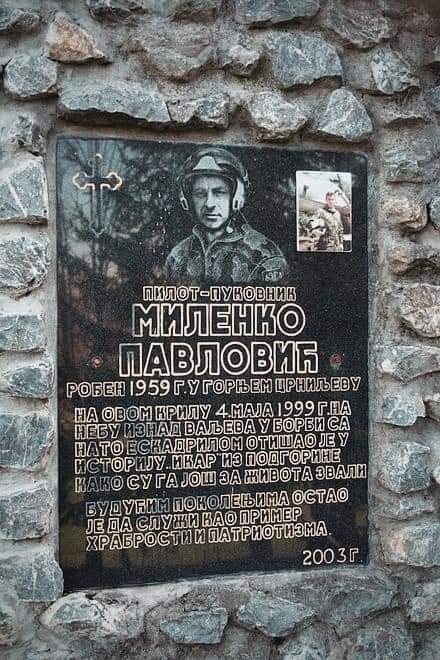 Na današnji dan 1999. god pukovnik Milenko Pavlović je poginuo na nebu iznad Valjeva. Prišao je avionu i rekao: „Majku vam dečju, nećete vi da ginete, ja ću!“ Izvukao je mladog pilota iz aviona i poleteo put rodnog kraja. Otišao je u večnost. Večna slava🖤