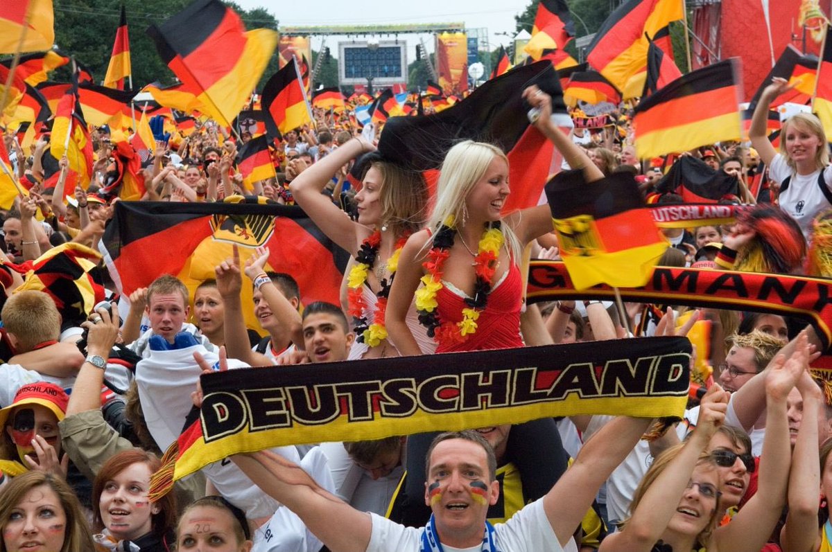 So muss #Deutschland aussehen, bunt in Schwarz Rot Gold!

Sommer 2006, auch wenn wir gegen Italien verloren haben, einer der besten Sommer.

Das wünsche ich mir für die #EM2024 für die Jugend nach Corona ebenfalls. Feiert das Leben, feiert Fussball und feiert Deutschland 🇩🇪 

⬇️