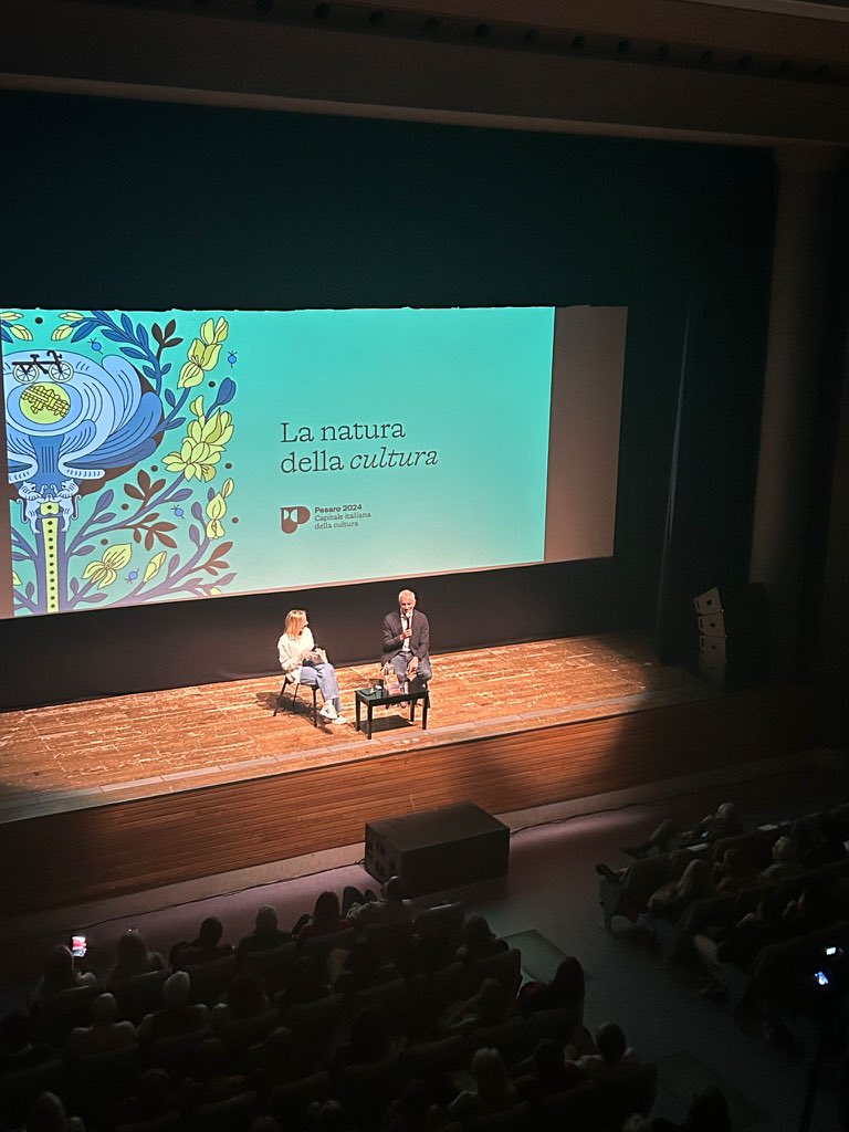 Ieri a Pesaro, Teatro Sperimentale, con Gianrico Carofiglio per parlare de “L’orizzonte della notte” e quindi di psicanalisi junghiana, di giustizia e di verità rivelate, di senso etico dell’umorismo e di felicità.
#incontricapitali ci rivediamo il 30 maggio con Romana Petri!