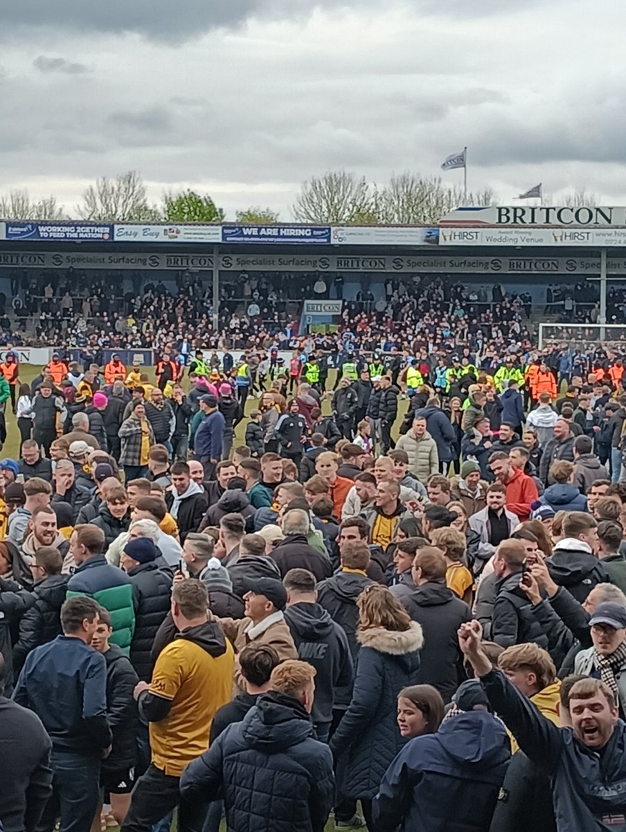 🤞for more scenes like this today, @bostonunited means ALOT to our family. One way or another we've been with you at every match. Only some of us got tickets today...but be sure the rest of us will be willing you on⚽🖤💛#UTP #bigscreen @GatensDavid @DStedders @Elizabe10571087