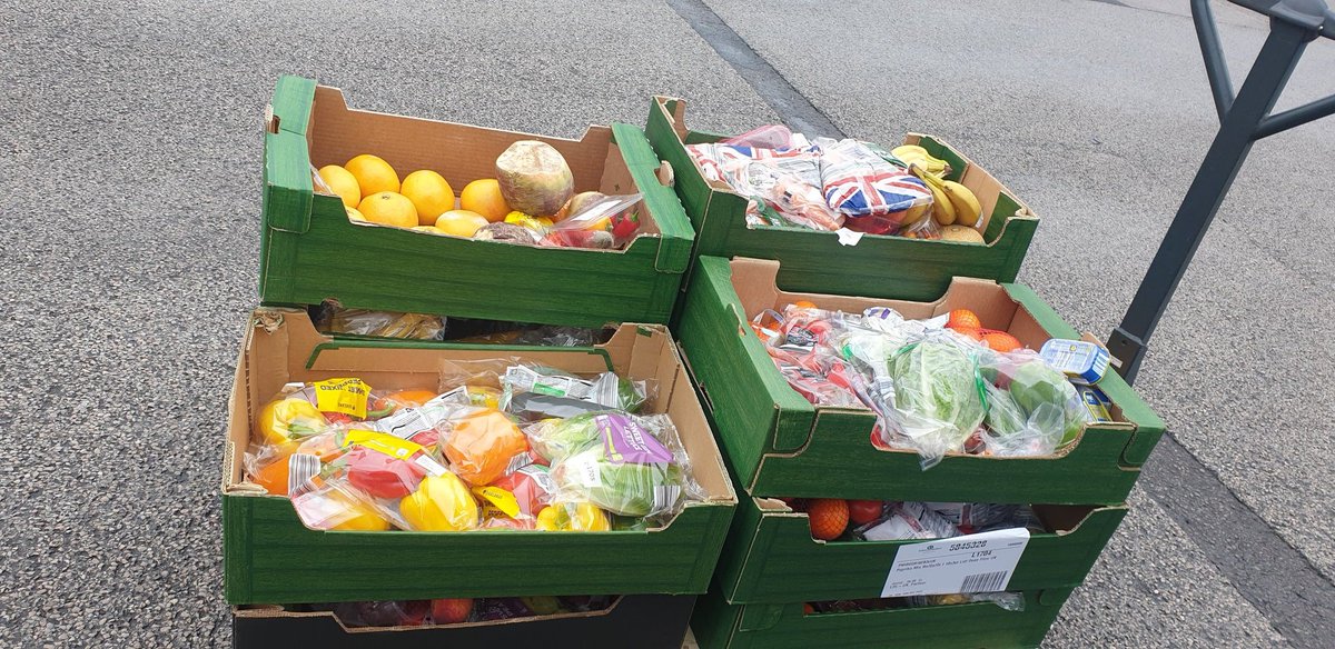 Lots of fruit, veg, bread and treats on their way to Clockwork this morning thanks to @FoodSocial ❤

12 to 1, bring your bag, first come first served!

#savefood #nowaste
