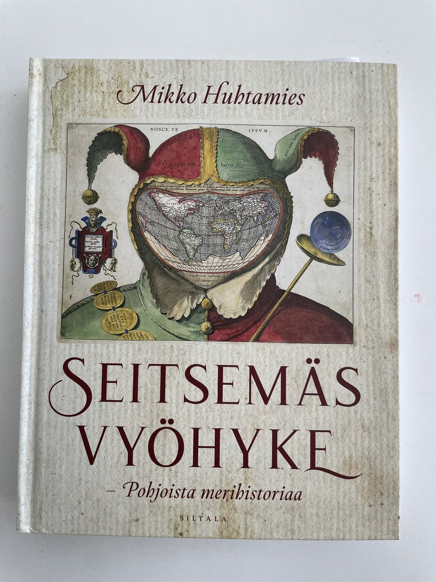 Mitä luen tällä hetkellä? Mikko Huhtamiehen kirjaa Itämeren merihistoriasta 1200-luvulta 1600-luvulle. Mielenkiintoinen ja vauhdikas kirja jonka hotkaisee hetkessä. Kirjan ainoa miinus on se, että tässä nousee halu lukea tätä myrskyisän meren rannalla.