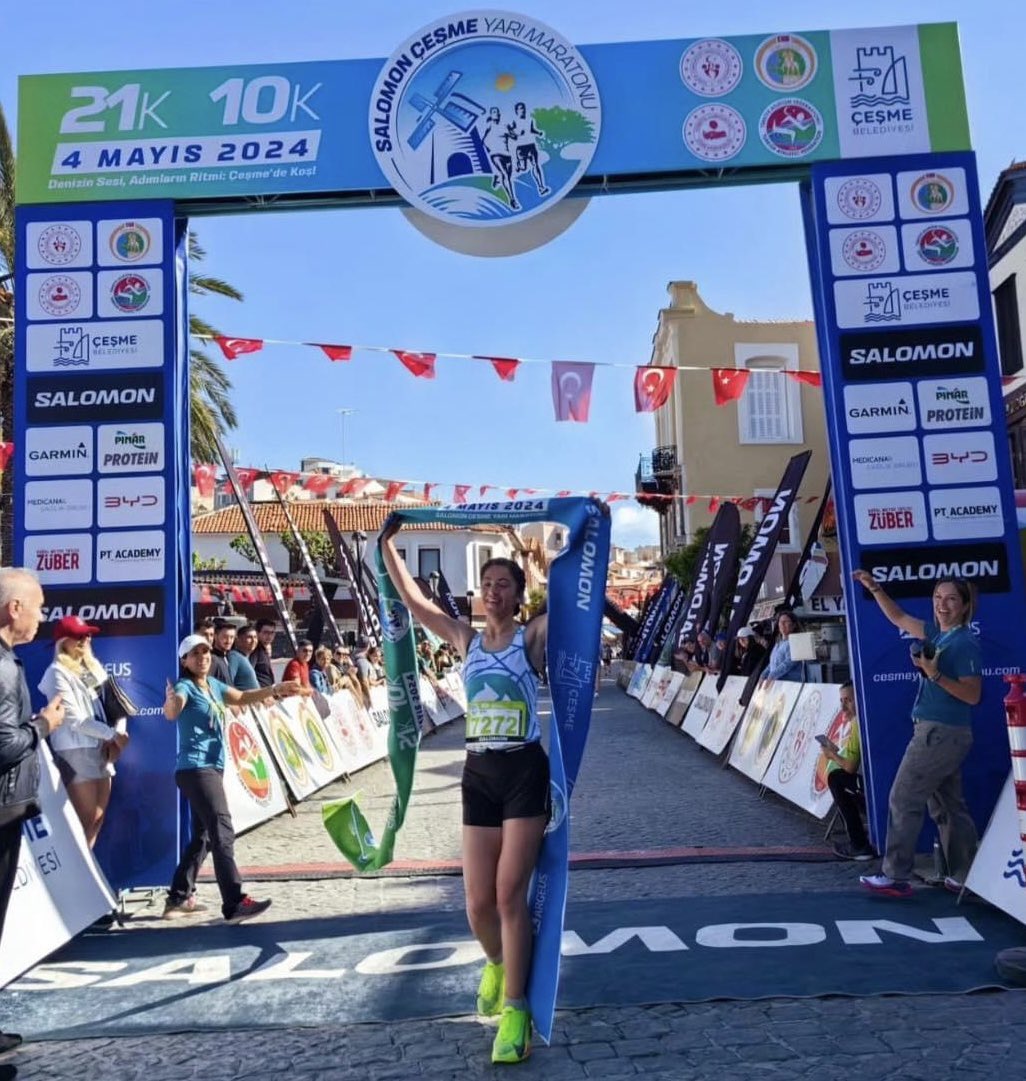 Salomon Çeşme Yarı  Maratonu 21K erkekler genel klasman birincisi
Üzeyir Söylemez bitiş noktasına ulaştı.

Salomon Çeşme Yarı  Maratonu 21K kadınlar genel klasman birincisi İpek Öztosun bitiş noktasına ulaştı. @SalomonSports