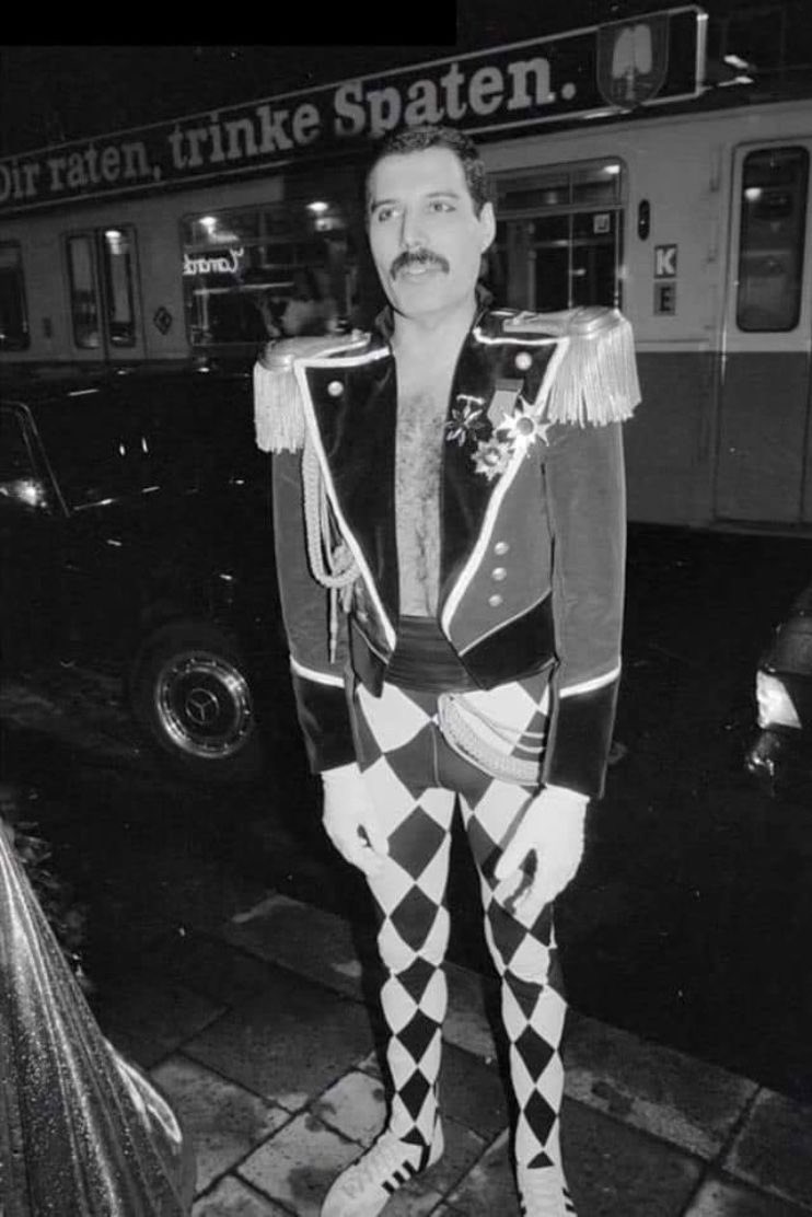 Wowww‼︎ Skinny legs‼︎ 😮
#FreddieMercury 🤍❤️🤍