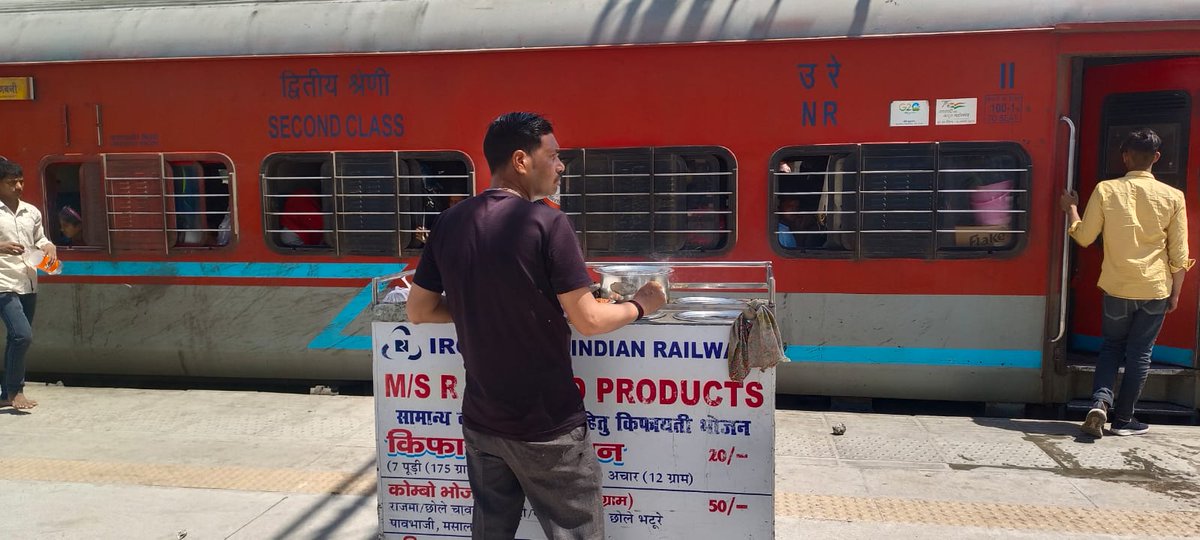 रेलवे स्‍टेशनों पर रेलयात्रियों को स्वच्छ और पौष्टिक #EconomyMeal उपलब्ध कराने की भारतीय रेलवे की मुहिम की दिशा में प्रयागराज मंडल के विभिन्न स्टेशनों पर भी किफायती भोजन की पर्याप्त व्यवस्था की जा रही है। #SummerSpecial