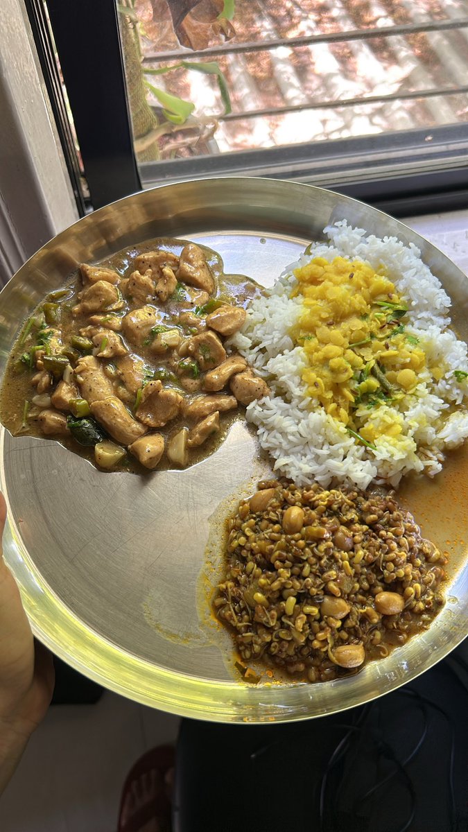 Dr_of_Lifestyle's tweet photo. #simple_meals
फर्स्ट क्लास प्रोटीन (बटर गार्लिक चिकन) , मटकी उसळ आणि वरण भात.
आता काहीजण म्हणतील असली तीन ताटं जरी खाल्ली तरी आमचं पोट भरणार नाही.. तर त्यांना हे सांगायचंय की एकदा “२५० ग्रॅम” चिकन खा एकाच वेळी.. मग सांगा पोट किती भरतय. 🙂
असो.
#comfort_food 🫶🏻😌 https://t.co/RGUWZ98DR8