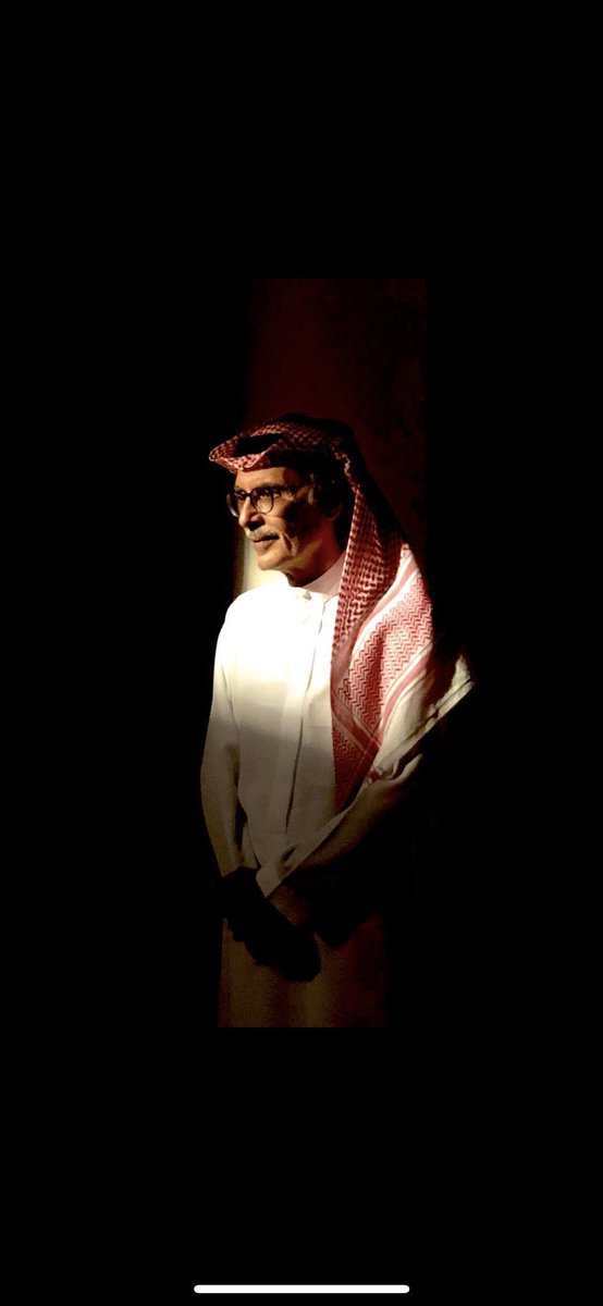 #بدر_بن_عبدالمحسن 

ذبلت أنوار الشوارع .. 
و أنطفى ضيّ الحروف
  ( غاب البدر)