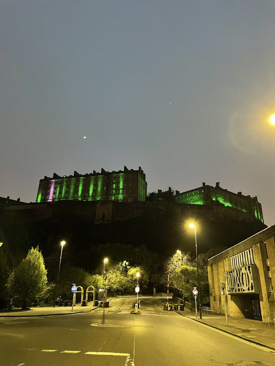 It was amazing to see @edinburghcastle lit up green for #LightUpForLyme last night! 

Such an impressive sight to see! Well done to our volunteer Joanne for organising this fantastic spectacle!

lymeresourcecentre.com/may-annual-lym…

#LymeDiseaseAwarenessMonth