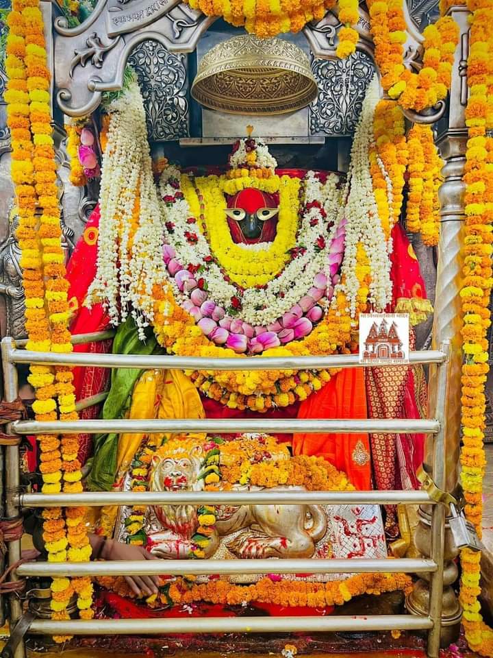 *🌺🙏!!जय माँ विंध्यवासिनी धाम, मिर्जापुर!!🌺*
*!!आज प्रातःकाल मां की मंगला आरती का भव्य श्रृंगार दर्शन!!*
*🔱!!वैशाख, कृष्ण पक्ष, तिथि वरुथिनी एकादशी, संवत् २०८१ (शनिवार) ०४ मई २०२४!!🔱*
*!!जय जय मैय्या विंध्यवासिनी की!!*🙏🌷💐