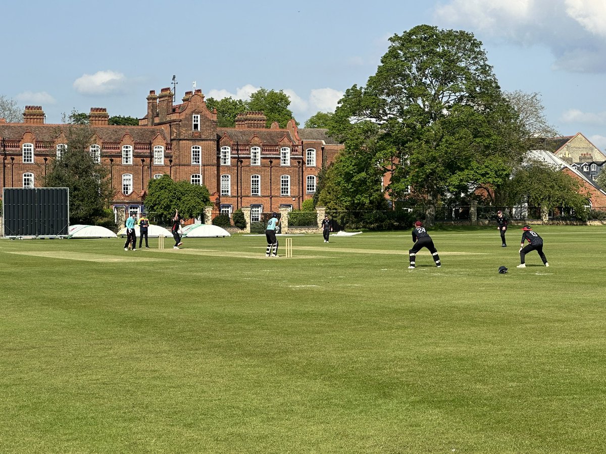 at #fenners for @bluescricket v @CardiffMCCU - days of great @Cambridge_Uni cricketers are long gone as they were thrashed by highly competent, talented outfit. Batting, fielding & bowling @CardiffMCCU were way ahead. Best advice to @bluescricket - don’t give up your studies.