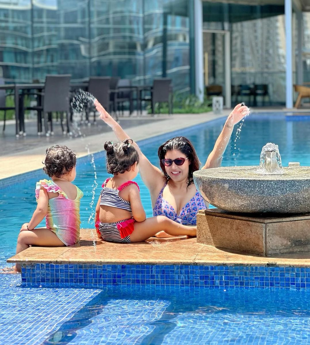 It's a pool party for #DebinnaBonnerjee and her cute girls

@imdebina #motherdaughter #PoolParty