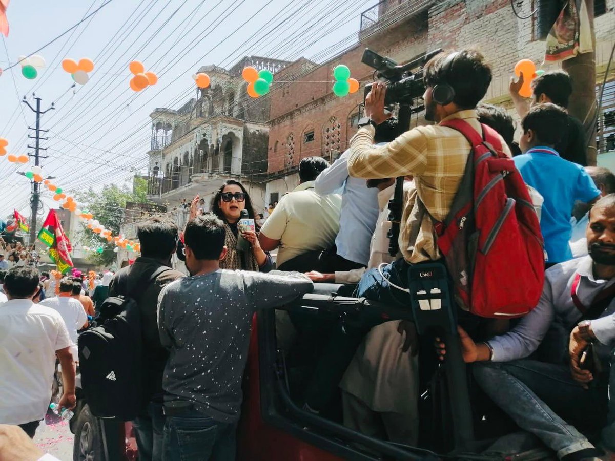 bushrakhanum86's tweet photo. #Snapshots #GroundReporting #CoverageOfTheCampaignTrail #LokSabhaElections2024 #ReporterDiaries #Moments https://t.co/9YUfI2TShV