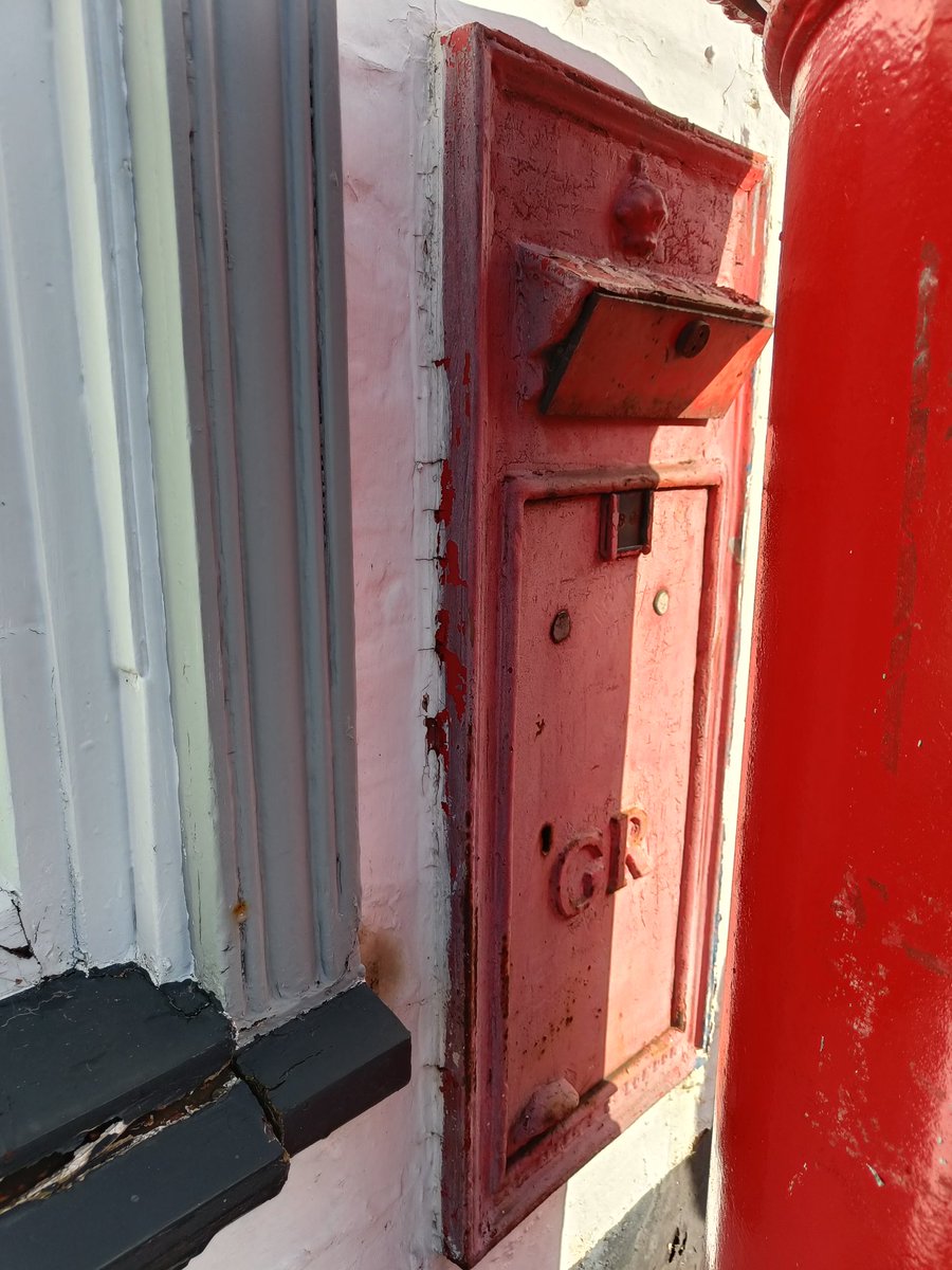 For #postboxsaturday This defunct George V wall box being usurped by an ERII pillar box in Redbourn, Herts. @lbsg1976