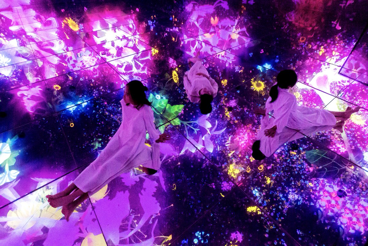 🌺
Floating in the Falling Universe of Flowers
🌺
巨大なドーム空間に、1000万本を超えるもの花々が咲き渡る。1000万本を超えるもの花々が舞い散る時...
Over 10 million flowers bloom in the huge dome shaped space. In a space where more than 10 million flowers are scattering around…
