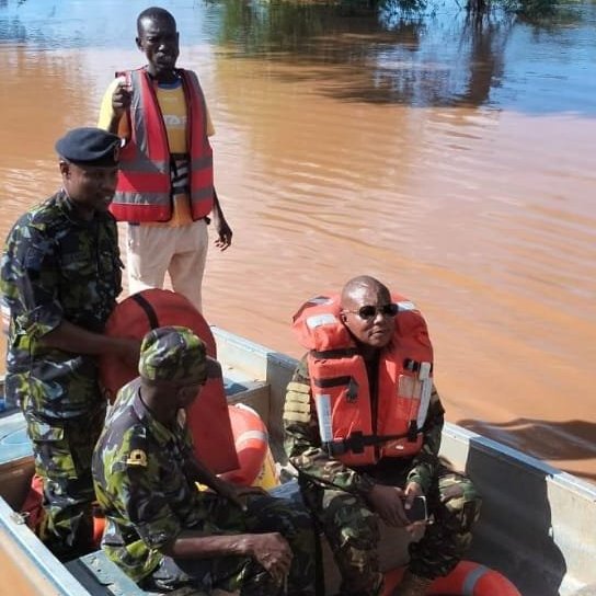 As we continue to battle effects of #flooding, let's appreciate efforts of men and women in uniform in rescuing those in danger.

For instance @kdfinfo's Kenya Navy personnel rescued this man who was at high risk.

Our safety is key hence we need to #staysafe and ensure…