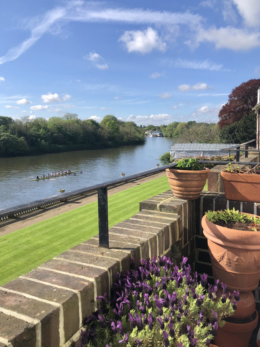 Oh what a beautiful day it is at Twickenham. Love the cloud looking down on us in the second pic. @metoffice #loveUKWeather #BankHolidayweekend #SaturdayMorning @LondonPortAuth #Thames #cloudshapes #lavender #viewfrommybalcony