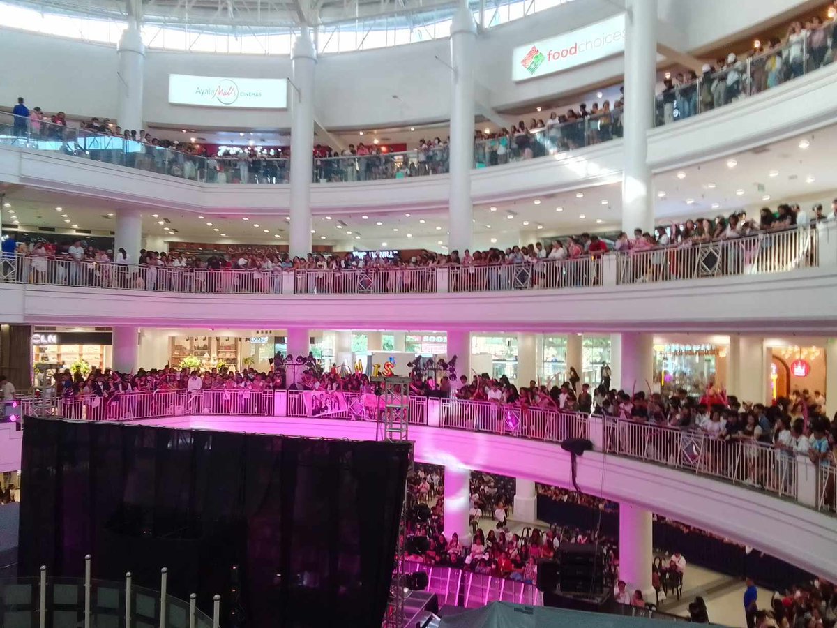HAPPENING TODAY: The crowd for UNIS PHILIPPINE TOUR FANSIGN IN CEBU

Presented by @cdmentph and @rafaella_films

DAYON KAMO UNIS 
#UNIS #유니스
#UNIS_Philippine_Tour 
#UNISinCebu

📸 Jean Claire