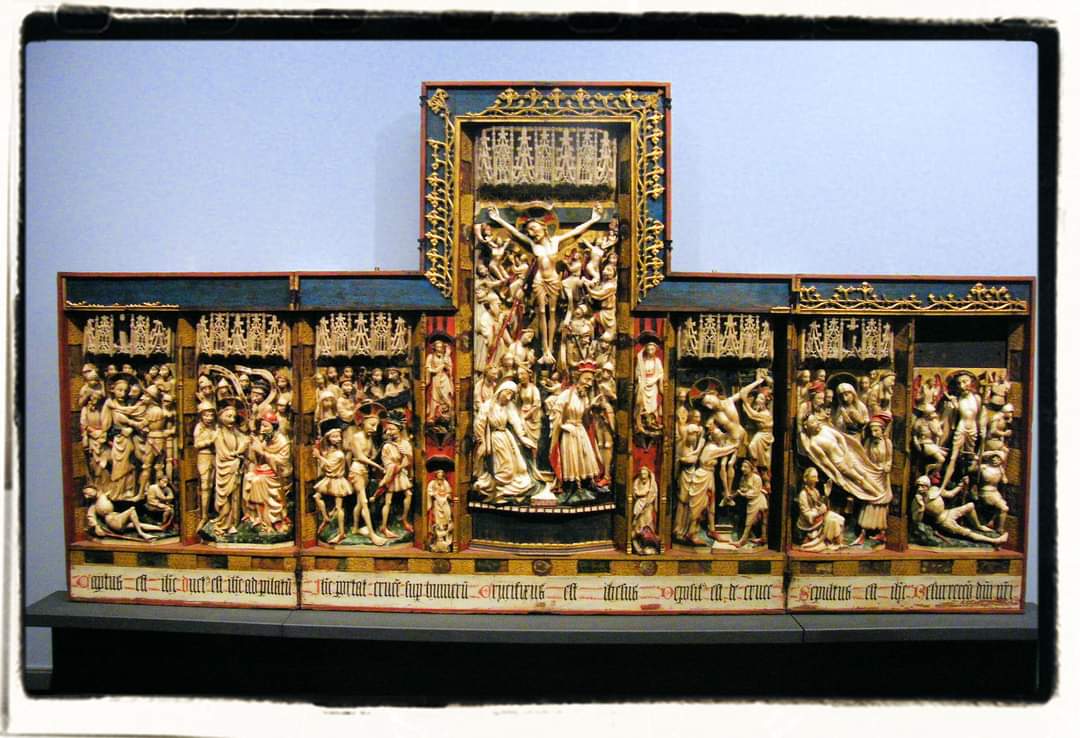 Au Musée Real Bosco et Capodimonte à Naples, vous pouvez admirer ce magnifique triptyque racontant les histoires de la Passion.
Daté du XVe siècle, il est réalisé en Albâtre en partie peint, bois sculpté, peint et doré, verre églomisés.
📸 Giorgio Manusakis