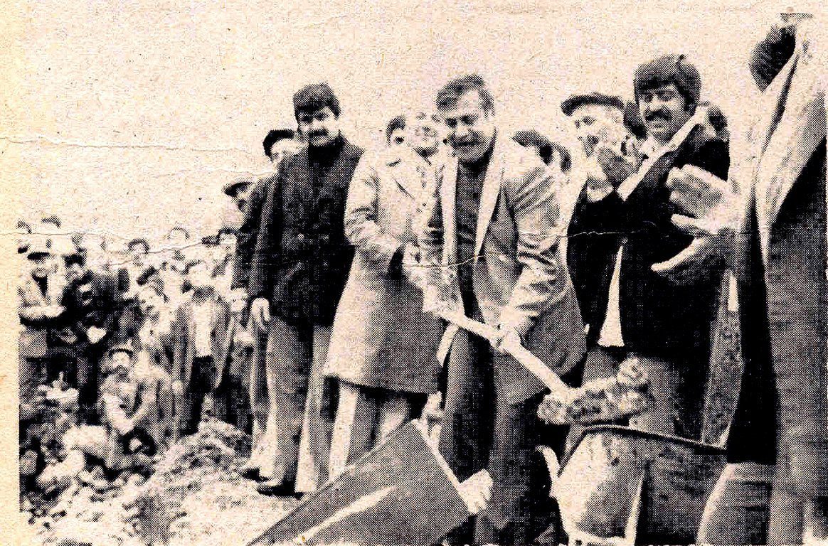 Fikri Sönmez 14 Mayıs 1979'da Fatsa belediye başkanı seçildi ve Fatsa halkıyla beraber eşine az rastlanır bir özyönetim deneyine imza attı. 39 yıl önce bugün 12 Eylül zindanlarında hayata veda etti. Pertev Aksakal ile #TerziFikri ve #Fatsa üzerine: birartibir.org/baska-bir-duny…