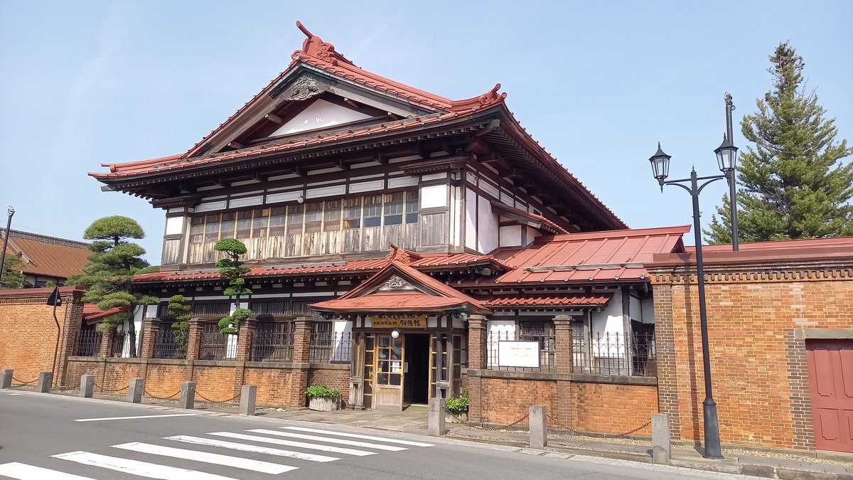 斜陽館は太宰治の生家。大地主であった津島家の大邸宅で設計は、旧弘前市立図書館などを手掛けた堀江佐吉。もちろん、技巧を凝らした素晴らしい建物で国指定重要文化財にもなっているが太宰曰く「ただ大きい」らしい。