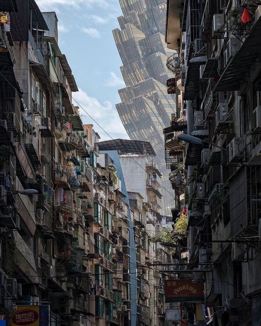 'Invasion'

[📸 Paul Tsui]
[📍 Grand Lisboa Hotel, Macau, China]