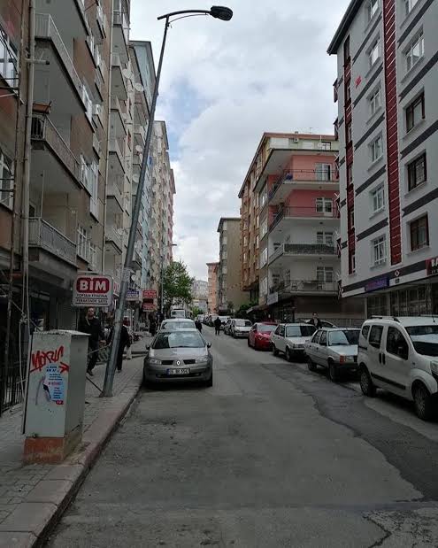 @kadindovucu Oğlum kız haklı lan. Türkiyenin ekserisi gibi sokakta gördüğünüz dünya güzeli kızlarda böyle arka sokaklardaki kutu gibi 50 yıllık apartmanların 3 oda 1 salon dairelerinde kalıyor. Şu sokak tanıdık geldi mesela demi? Buralarda işte