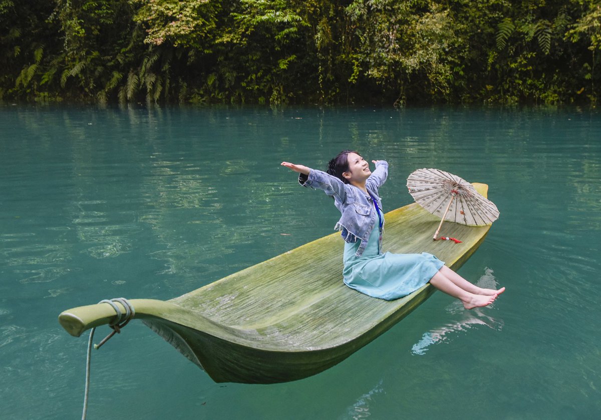 Step into a poetic realm in Pingshan, Hubei province, where visitors glide on biomimetic bamboo leaf boats on limpid waters, seemingly suspended in mid-air. Experience the mesmerizing blend of nature and culture