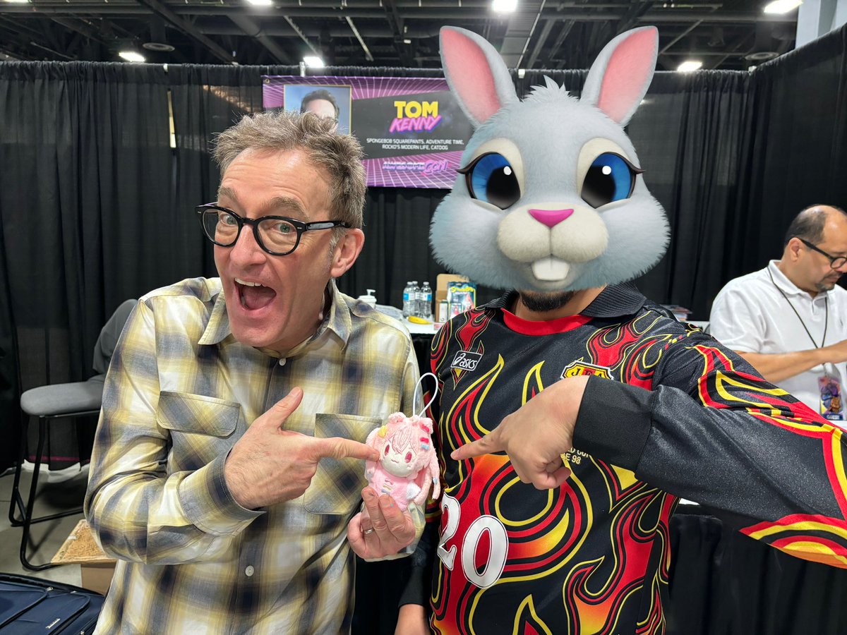 Gonna share this but @pipkinpippa got to the meet the man himself Tom Kenny and the OG power rangers. @hinatsukkii made the amazing plushy so pls if you see her in offkai buy her plushy it’s worth it