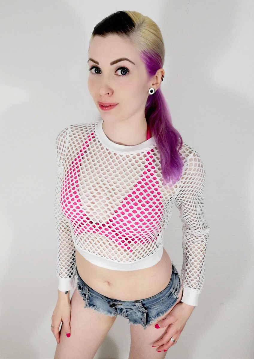 Today is gonna be the warmest day here, so far this year! A very nice temperature of around 20C. I've been waiting for it! ☀ 🩷 😍
.
.
.
.
.
#AltQueenLinda #AlternativeGirl #SwedishGirl #FishnetTop #CropTop #AlternativeHair #AltGirl #altgirls #PurpleHair #DenimShorts