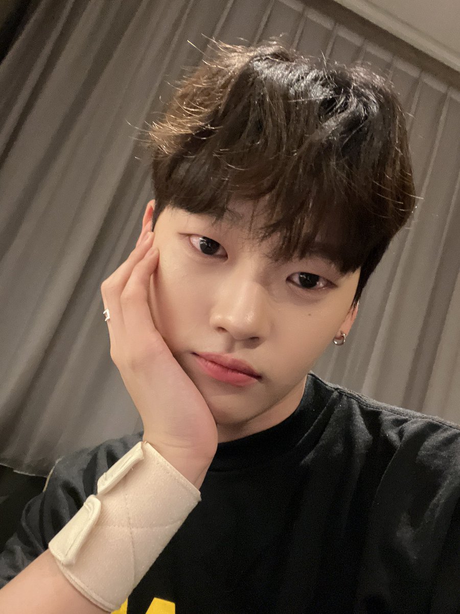 WEi__Member's tweet photo. [#석화] 머리 색이 많이 빠졌네...🖤 https://t.co/6taPiw21aX