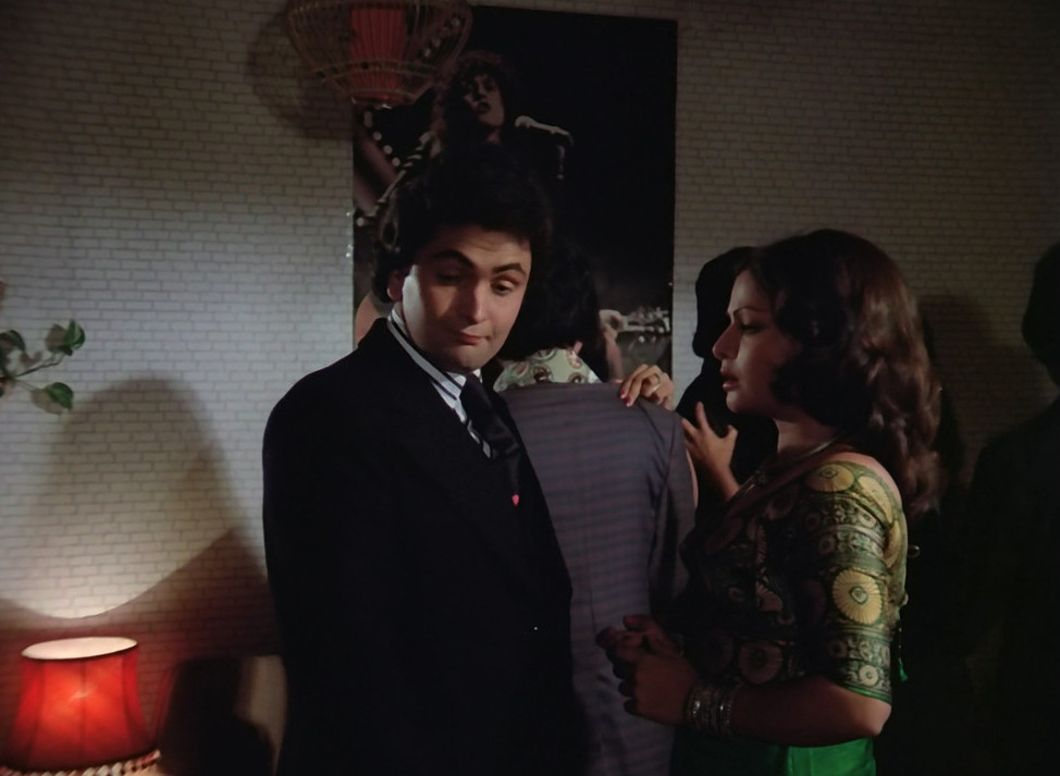 'I thought this was going to be a party of two..'
Or so he seems to be thinking. Another day another still from 'Doosra Aadmi' featuring #RishiKapoor and #RaakheeGulzar. Scene yaad hai na..needless to say, Raakhee looks gorgeous in green..
#filmiyaadein