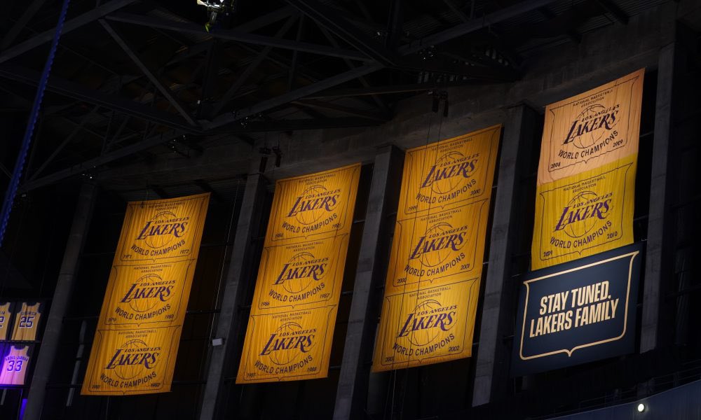 'Legacy: The True Story of the LA Lakers'. Más que interesante #documental —testimonios francos, jugadas memorables...—, cuyo único pero se da en algunos momentos un tanto sensibleros del episodio final. 

#apuntecine #series #AntoineFuqua