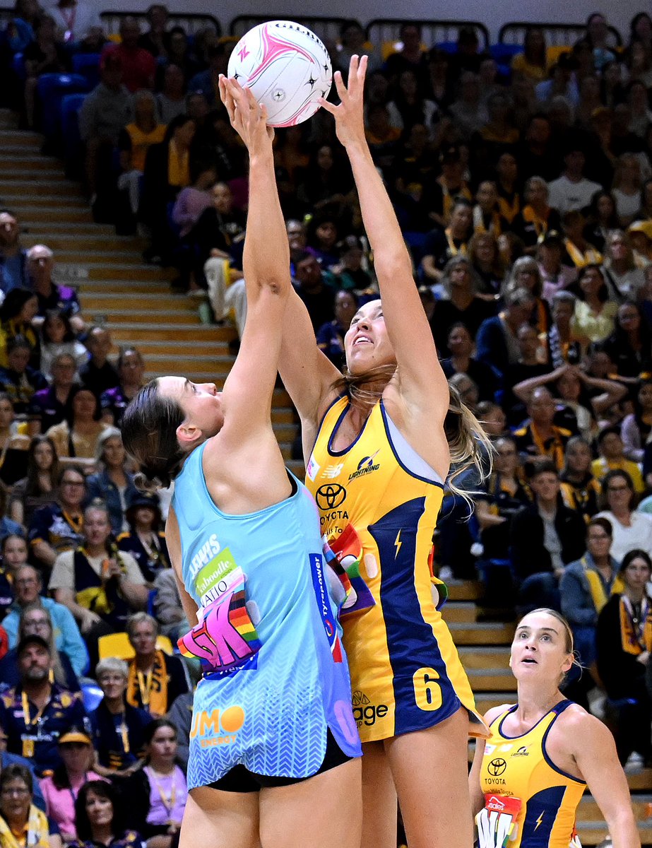 A thrilling Round 4 match up saw the Mavericks defeat the Lightning 65-64 to seal their first ever win in Suncorp Super Netball history! MATCH REPORT: supernetball.com.au/news/mavericks…