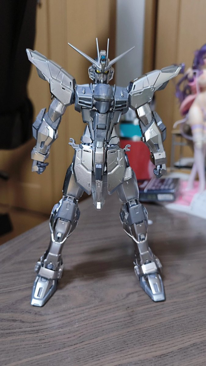 ガンダムベース限定のフリーダムガンダム(シルバーコーティング)作ってるけどかっこよすぎる話