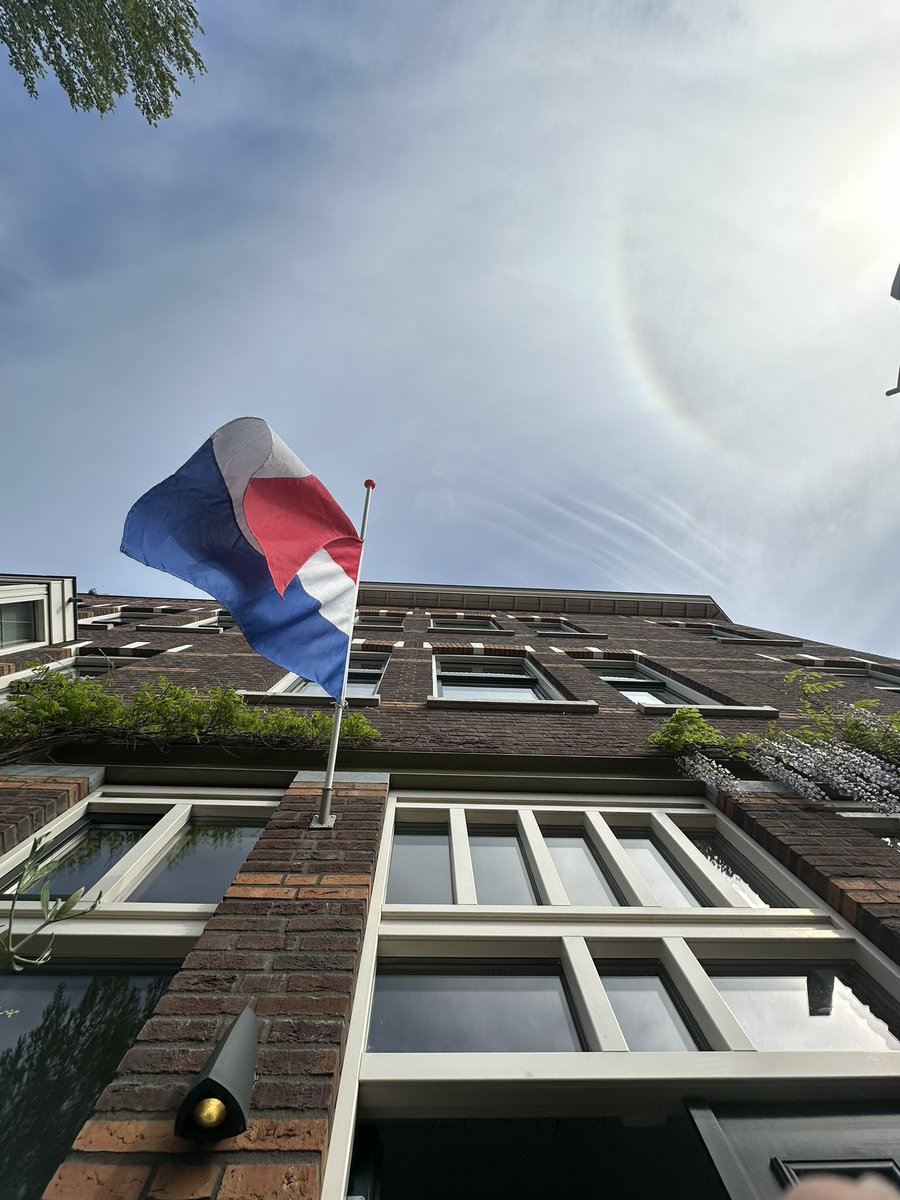 hugodejonge's tweet photo. Vandaag herdenken we iedereen die in de Tweede Wereldoorlog is omgekomen of daarna in oorlogssituaties of bij vredesoperaties. Vandaag staan we stil bij de mannen en vrouwen die opstonden tegen het kwaad en vielen voor onze vrede en vrijheid. #4mei #dodenherdenking https://t.co/cEw8wrHEmF