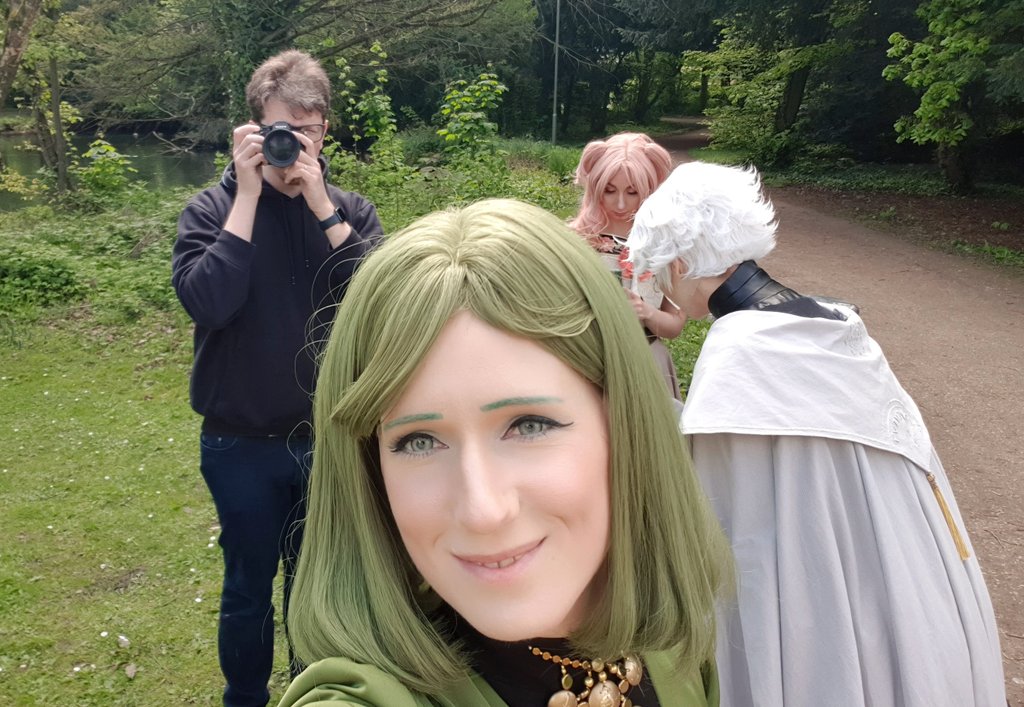 I love them all so much! (& with 'all' I mean the people & the character!) 🥺🩷💚🤍 Tetia ~ @SockenCosplay Qifrey ~ @SymphoniaCP Coco ~ me from Witch Hat Atelier ✨ 📷 ~ @Von_Nao (+ shooting selfies with the sillies. 💕) #Δ帽子 #WitchHatAtelier