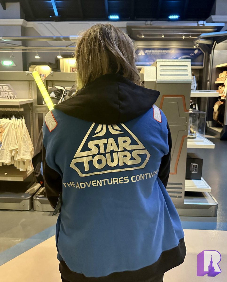 🛍 Closer look at the new Star Tours jacket at Star Traders (€66). Access to the shop will only open at noon, after the sale of the collectible keys.