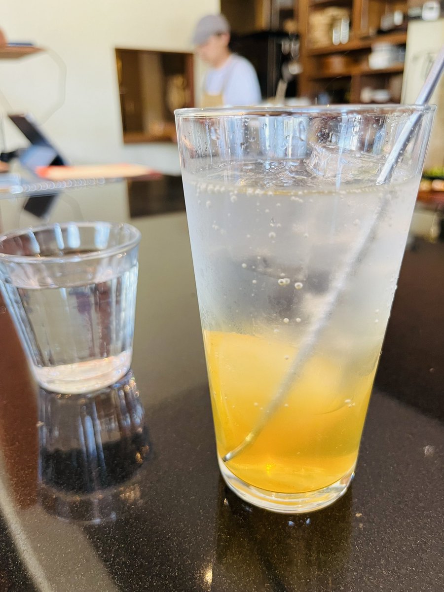 yukari_watanabe's tweet photo. 瀬戸田のこじんまりしたホテル #SOILSetoda 1階はCafeになっていて、宿泊客でなくても入店できる。 #minatoya のレモンソーダが美味しかった。今日は気温が高くてバテ気味だったけど、復活! https://t.co/pdZtbDpX9e